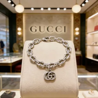 Gucci Cadena Bamboo Interlocking G Charm Pulsera de tono plateado