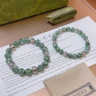 Gucci أساور حجر أخضر متشقق وفضي مع تعويذات G متشابكة