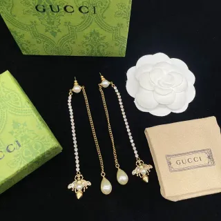 Gucci Motivo de Abeja Asimétrico de Perlas y Cristales Pendientes