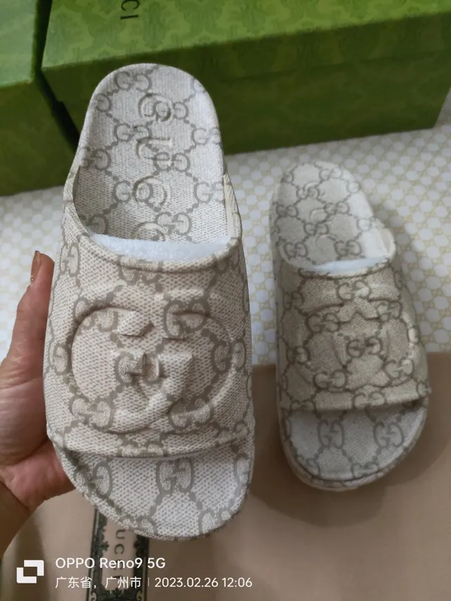 Gucci بيج بني GG Monogram كانفاس مطرز تفاصيل اللوجو نعال 2