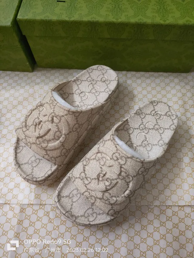 Gucci بيج بني GG Monogram كانفاس مطرز تفاصيل اللوجو نعال 3