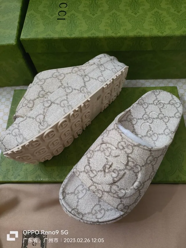 Gucci بيج بني GG Monogram كانفاس مطرز تفاصيل اللوجو نعال 6
