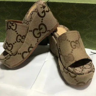 Gucci beige marrón GG Supreme Canvas sandalias de dedo abierto deslizantes