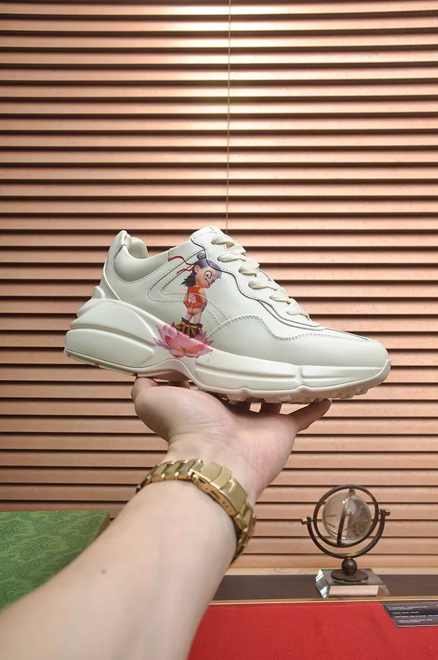 Gucci حذاء رياضي بيج مع كعب أحمر وتفاصيل بانيلد من الجلد 4