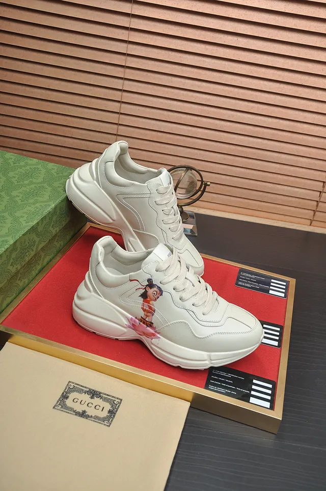 Gucci حذاء رياضي بيج مع كعب أحمر وتفاصيل بانيلد من الجلد 7