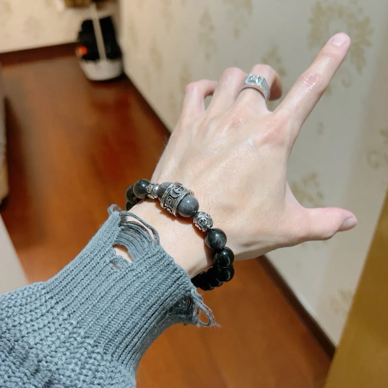 Gucci Bracelet Noir Gris Perles Charms Métalliques 4