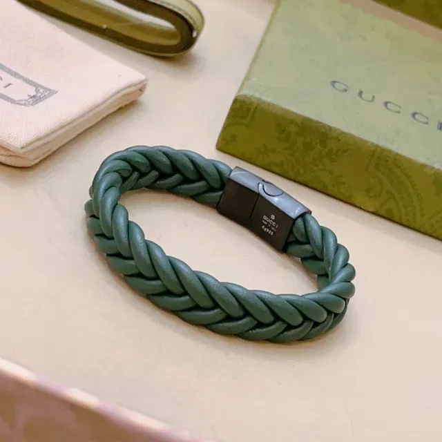 Bracelet Gucci en Cuir Vert Tressé avec Fermoir Magnétique 2