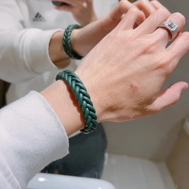 Bracelet Gucci en Cuir Vert Tressé avec Fermoir Magnétique 3