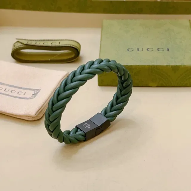 Bracelet Gucci en Cuir Vert Tressé avec Fermoir Magnétique 4