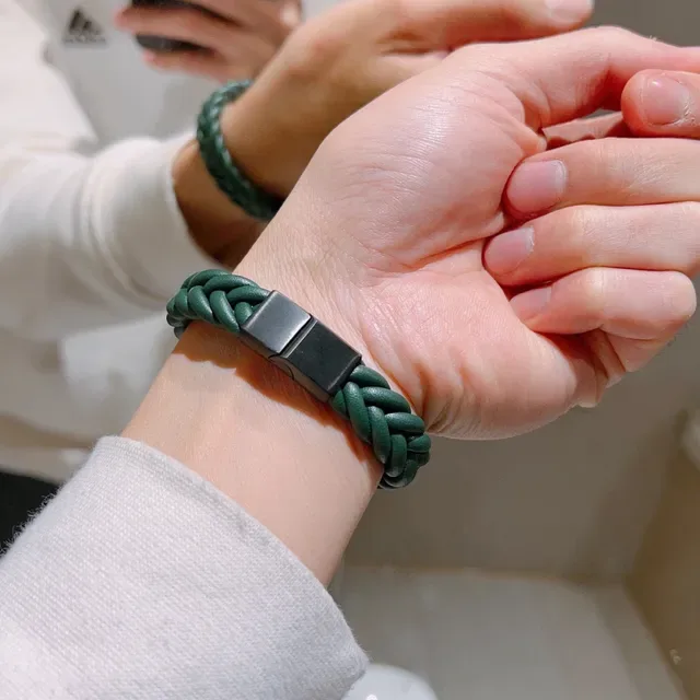 Bracelet Gucci en Cuir Vert Tressé avec Fermoir Magnétique 5