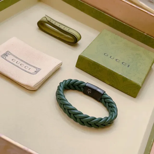 Bracelet Gucci en Cuir Vert Tressé avec Fermoir Magnétique 6