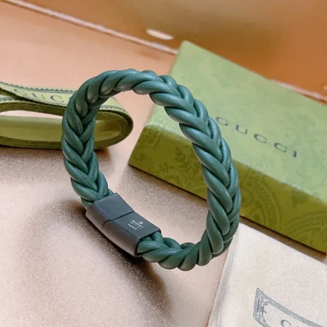 Bracelet Gucci en Cuir Vert Tressé avec Fermoir Magnétique 7
