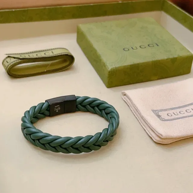 Bracelet Gucci en Cuir Vert Tressé avec Fermoir Magnétique 9
