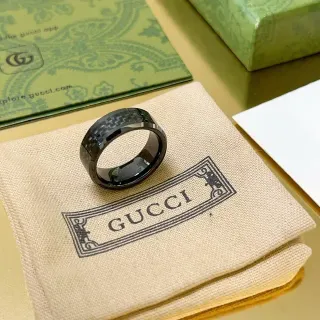 Gucci कार्बन टेक्सचर वाइड बैंड ब्लैक रिंग
