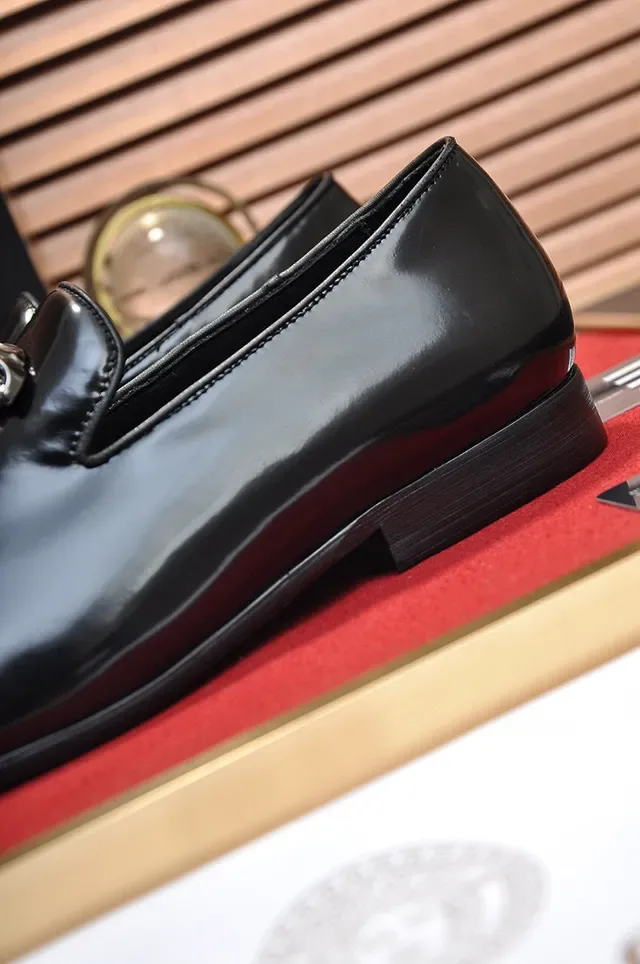 Gucci Dionysus Loafer أسود فضي جلد لامع براق نقشة رأس أسد معدني Loafer 2
