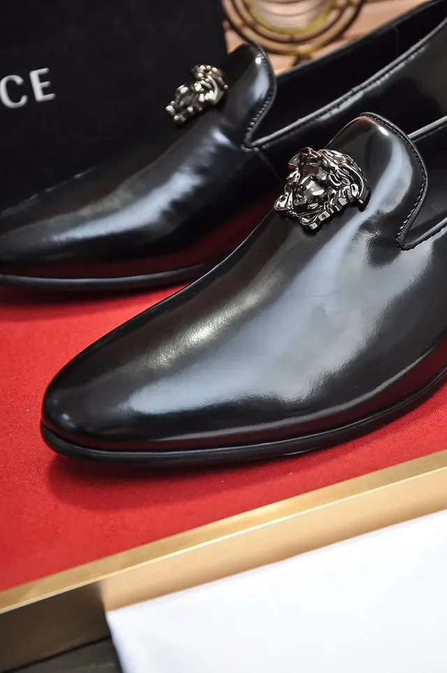 Gucci Dionysus Loafer أسود فضي جلد لامع براق نقشة رأس أسد معدني Loafer 3
