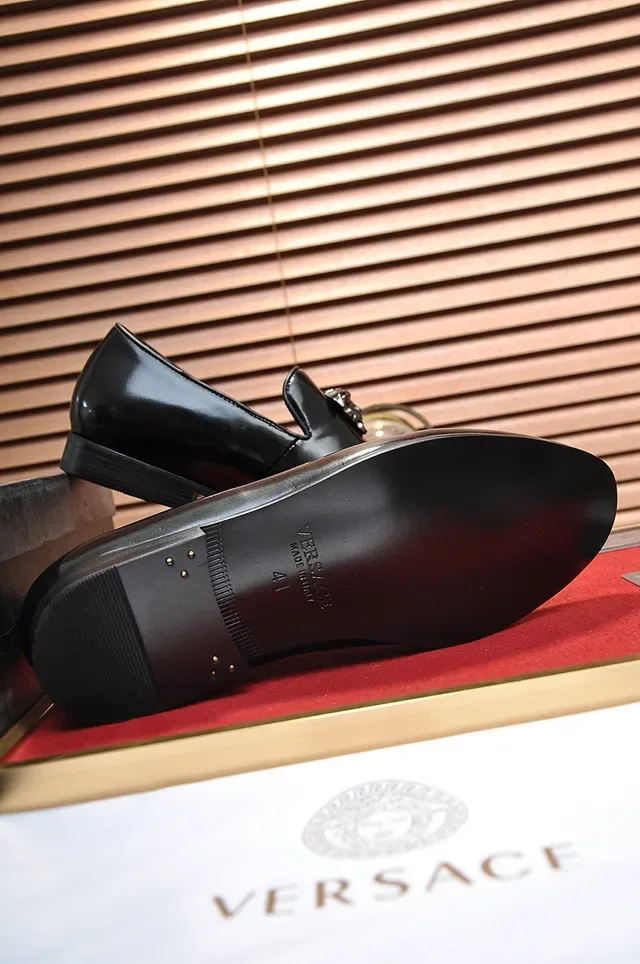Gucci Dionysus Loafer أسود فضي جلد لامع براق نقشة رأس أسد معدني Loafer 4