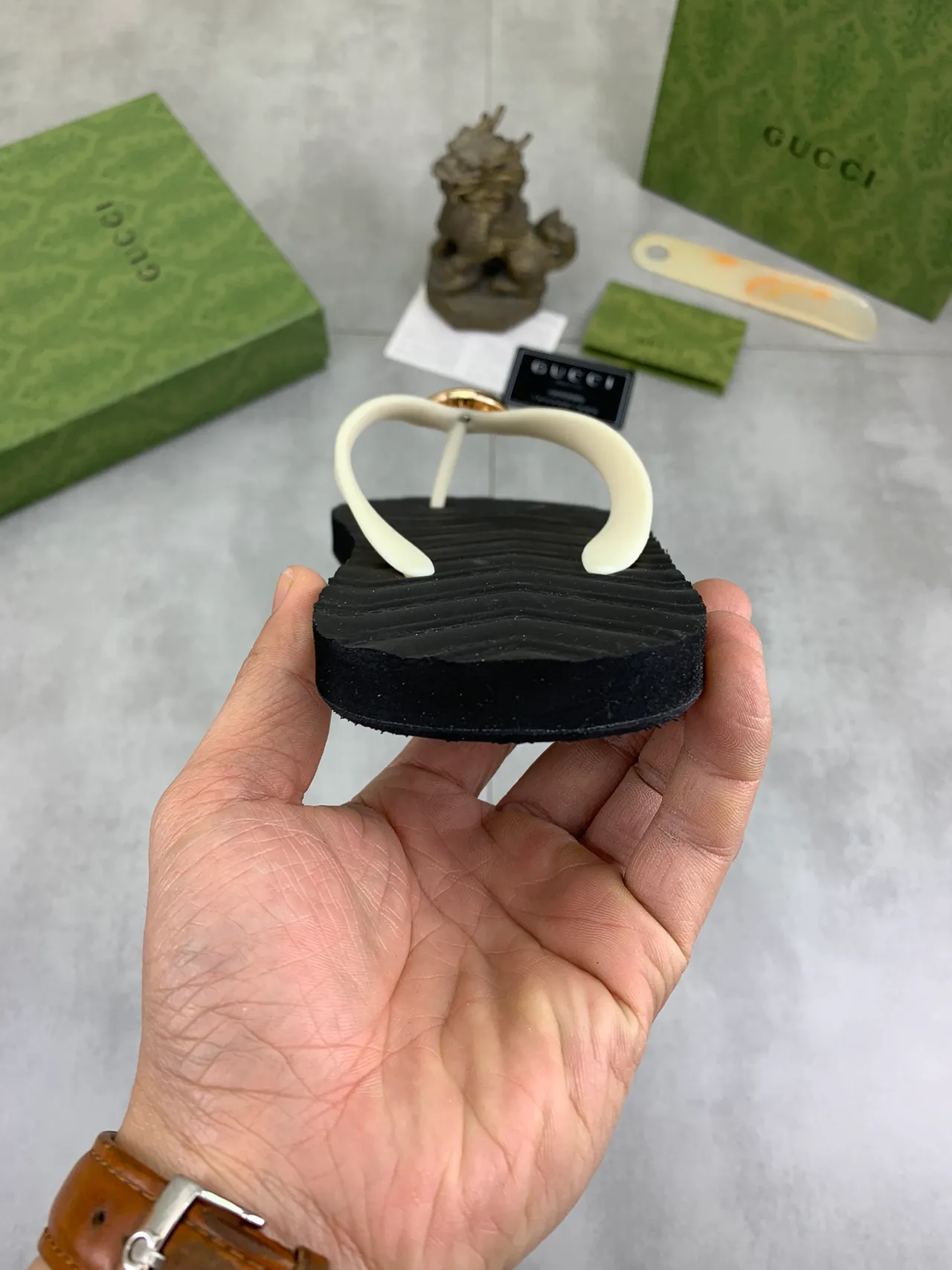 Gucci Double G ثونج أسود ذهبي Chevron-Soled Interlocking Hardware نعال 4