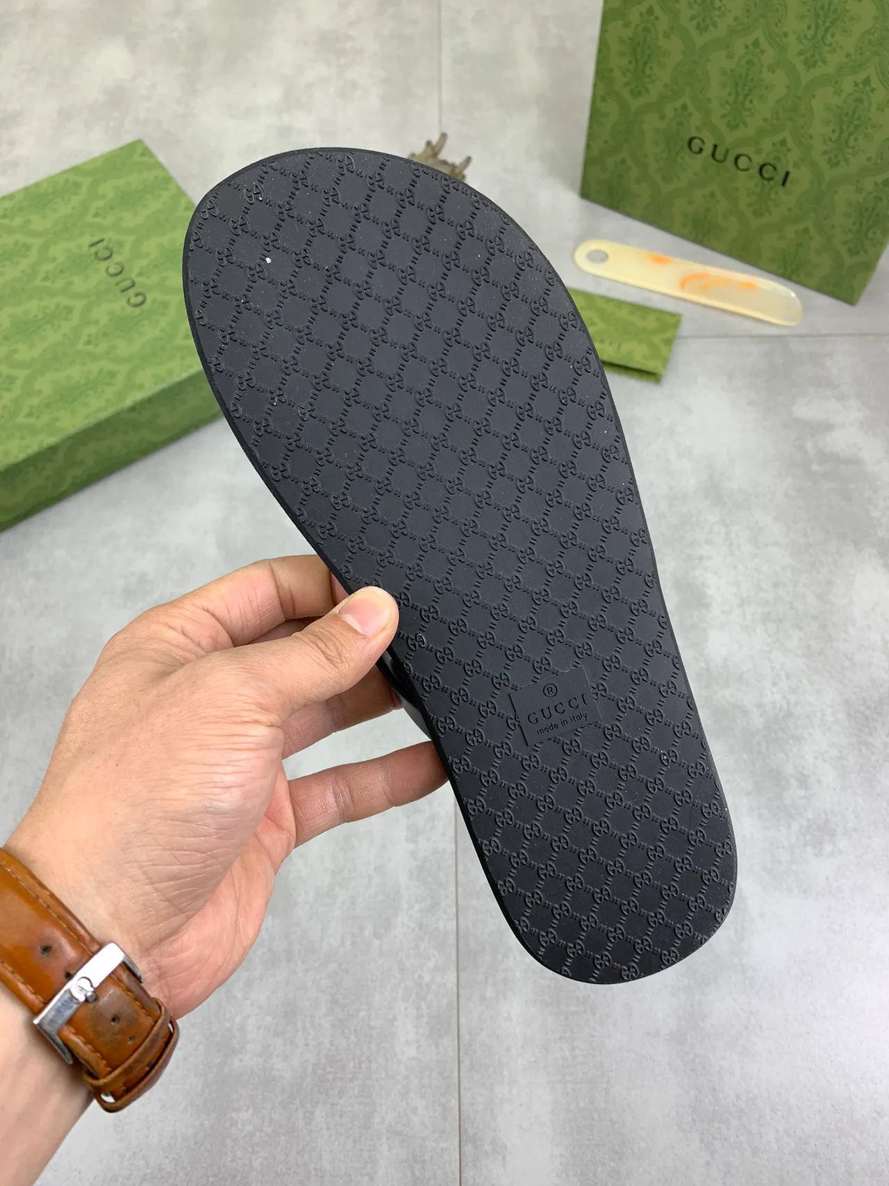 Gucci Double G ثونج أسود ذهبي Chevron-Soled Interlocking Hardware نعال 6
