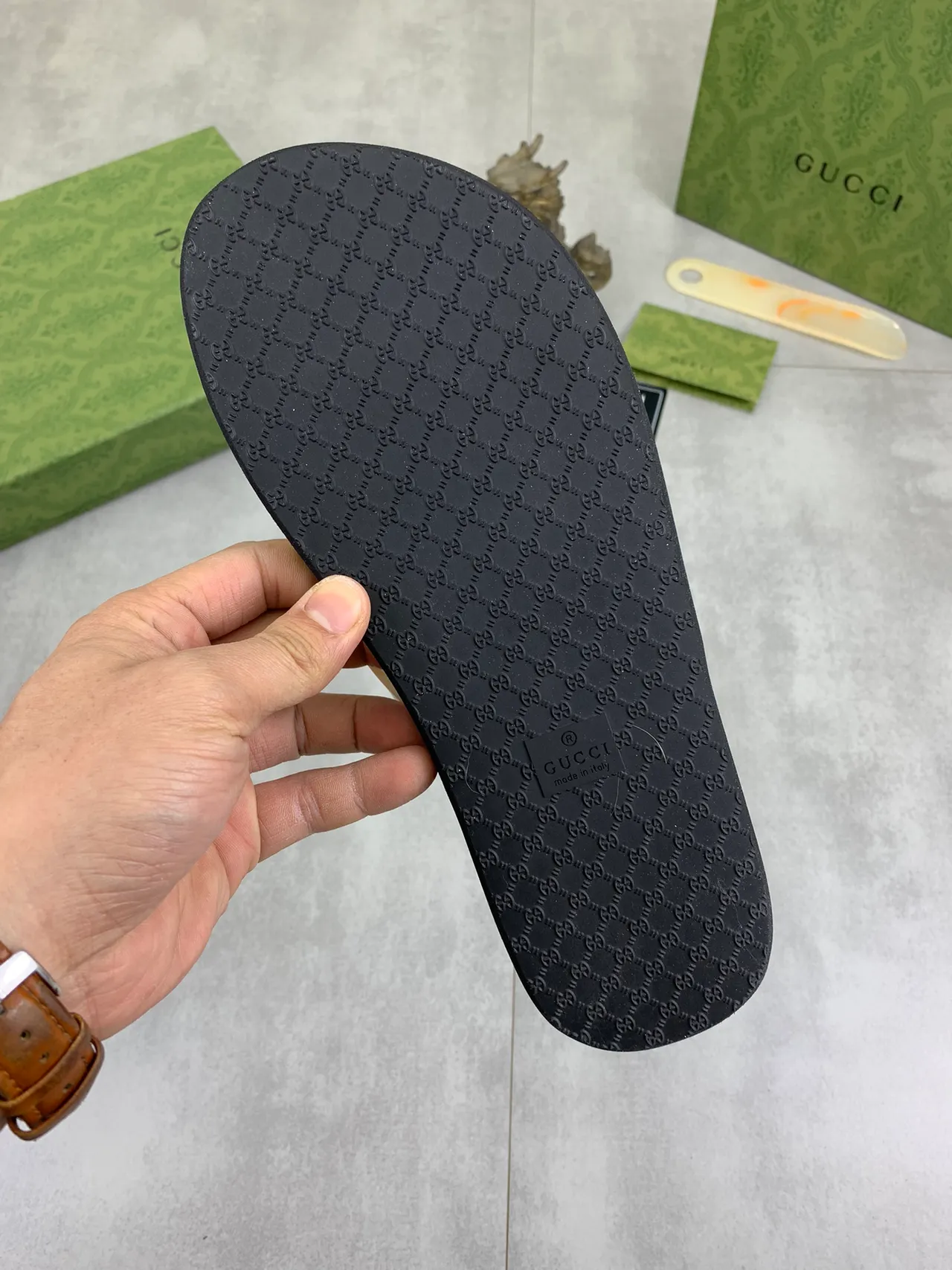 Gucci Double G ثونج أسود ذهبي Chevron-Soled Interlocking Hardware نعال 8