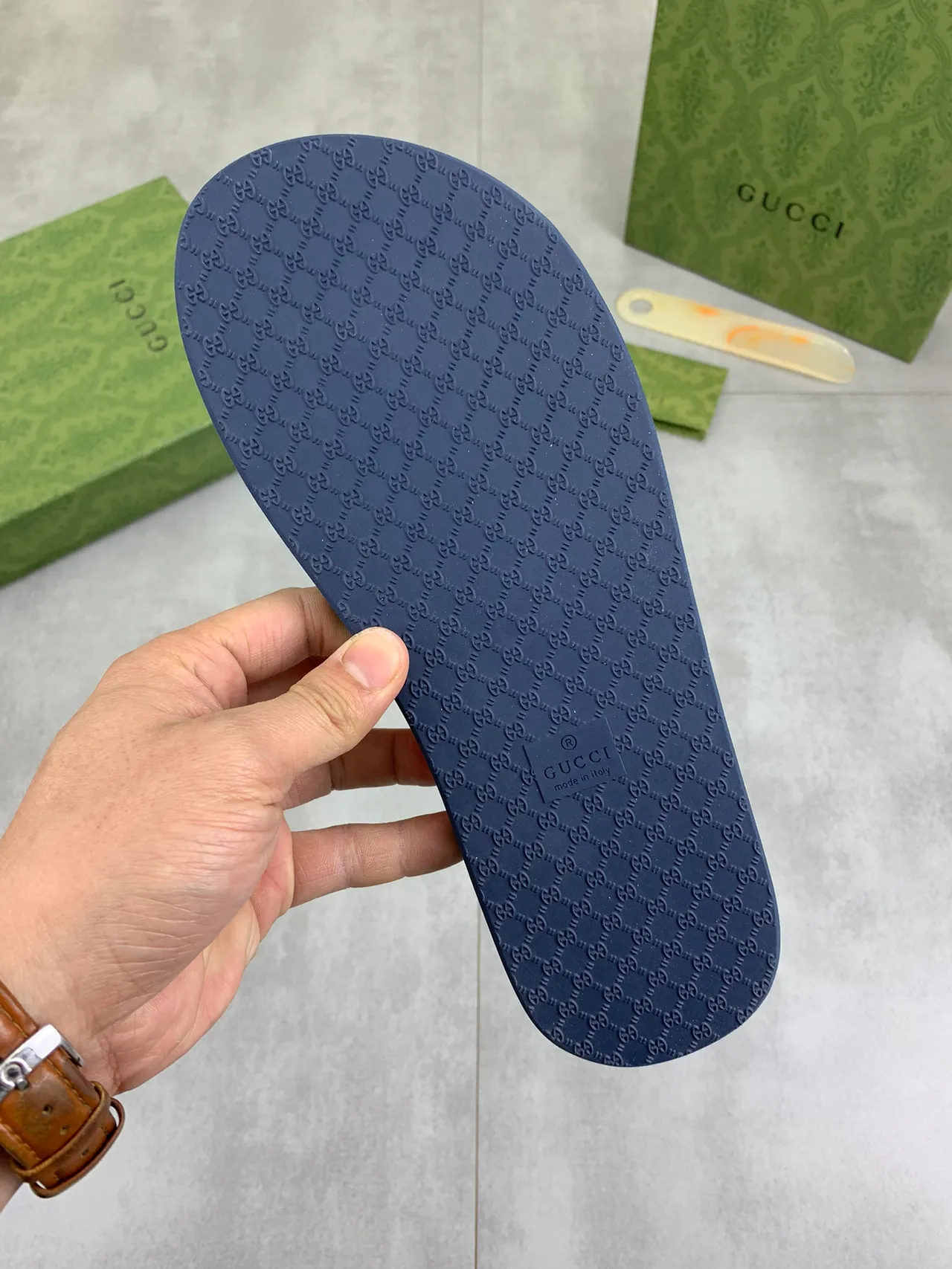 Gucci Double G ثونج أسود ذهبي Chevron-Soled Interlocking Hardware نعال 9