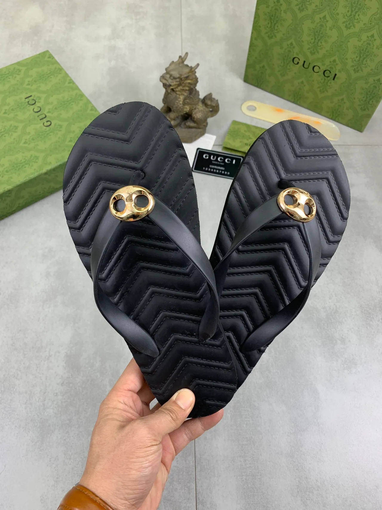 Gucci Double G ثونج أسود ذهبي Chevron-Soled Interlocking Hardware نعال 10