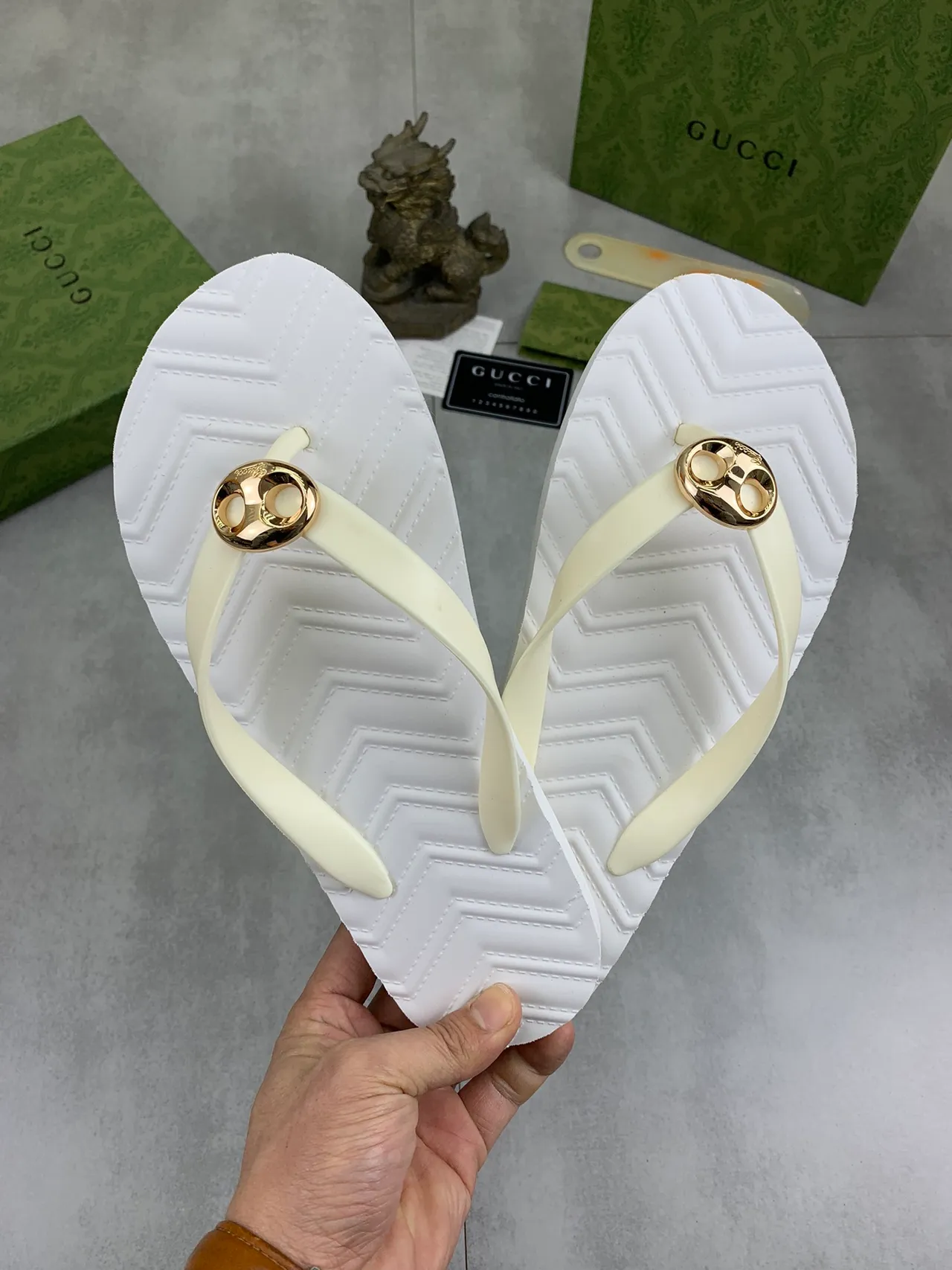 Gucci Double G ثونج أسود ذهبي Chevron-Soled Interlocking Hardware نعال 11