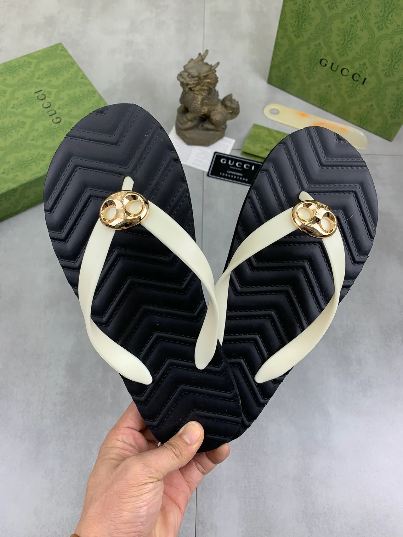 Gucci Double G ثونج أسود ذهبي Chevron-Soled Interlocking Hardware نعال 12