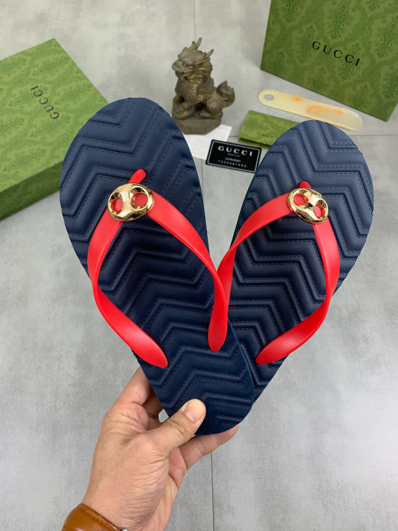 Gucci Double G ثونج أسود ذهبي Chevron-Soled Interlocking Hardware نعال 13