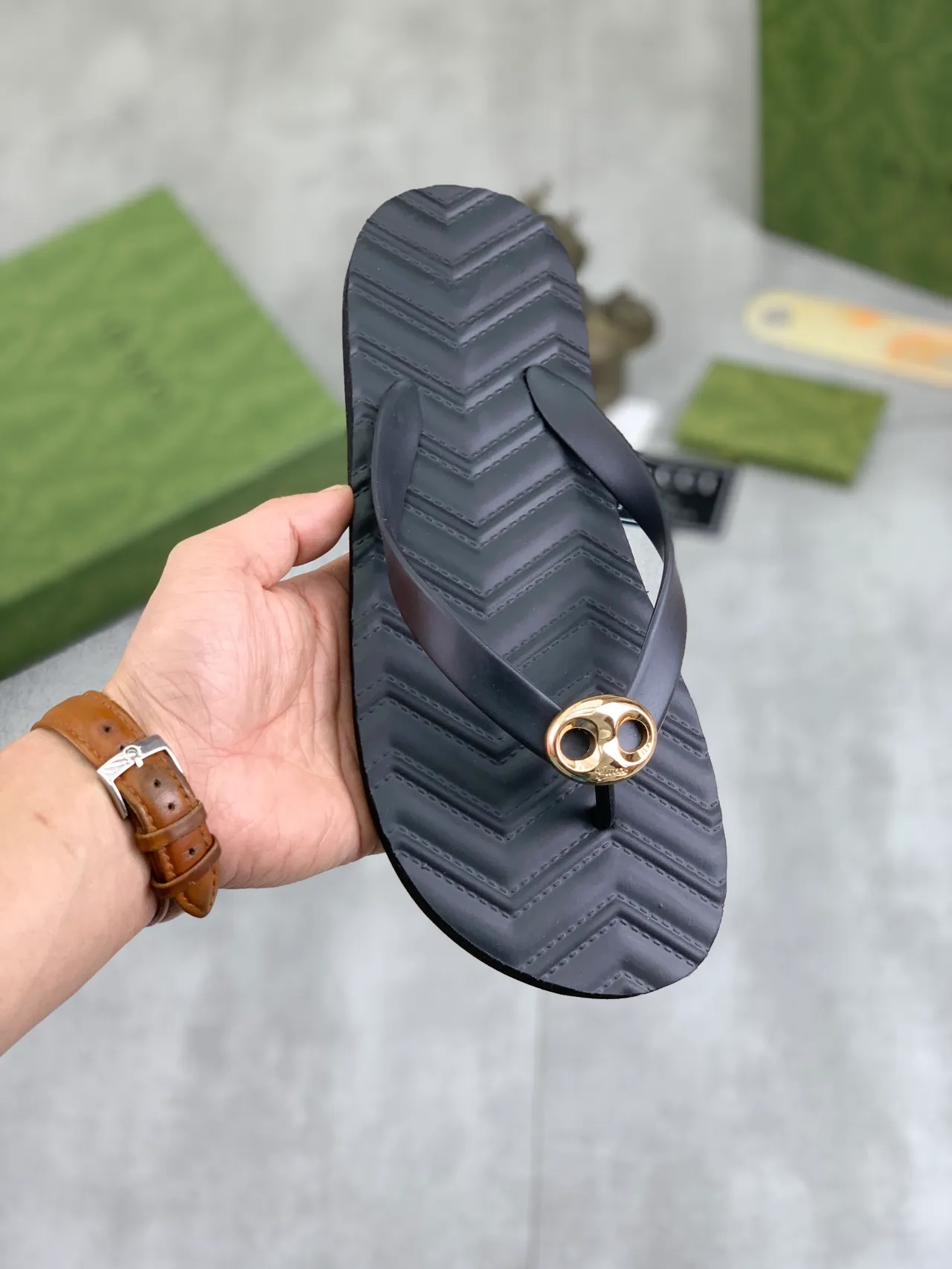 Gucci Double G ثونج أسود ذهبي Chevron-Soled Interlocking Hardware نعال 14