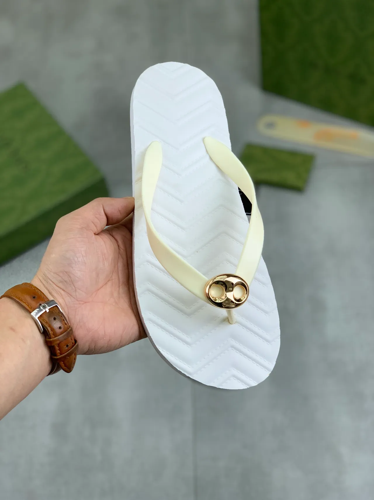 Gucci Double G ثونج أسود ذهبي Chevron-Soled Interlocking Hardware نعال 15