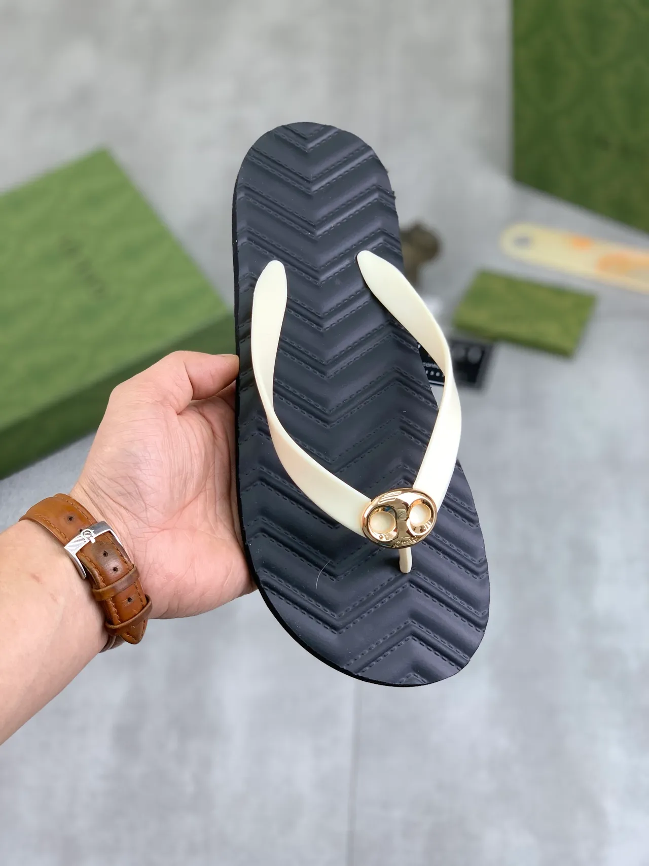 Gucci Double G ثونج أسود ذهبي Chevron-Soled Interlocking Hardware نعال 16