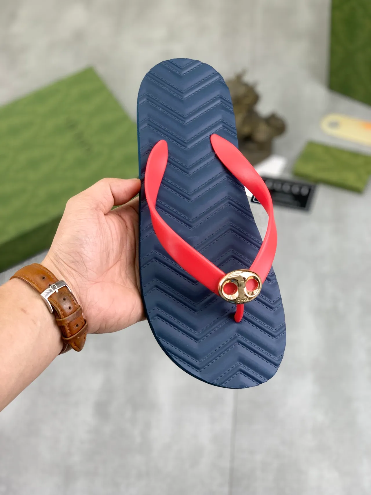 Gucci Double G ثونج أسود ذهبي Chevron-Soled Interlocking Hardware نعال 17