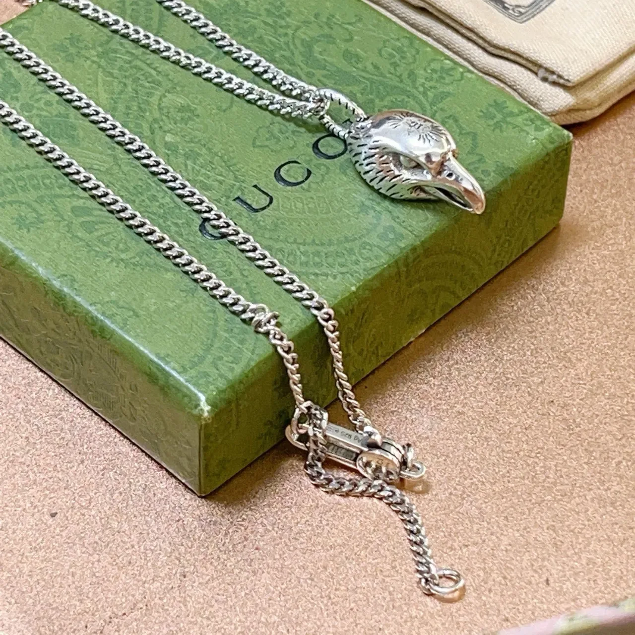 Gucci Pendentif Tête d'Aigle Chaîne Curb Argent 4