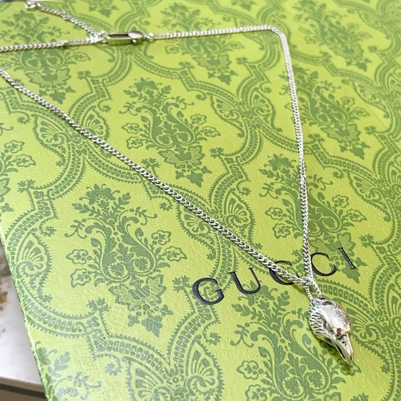 Gucci Pendentif Tête d'Aigle Chaîne Curb Argent 9