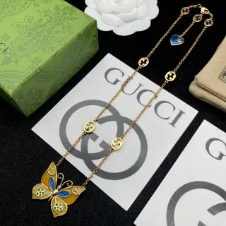 Gucci ইনামেল প্রজাপতি এবং Interlocking G চার্ম নেকলেস