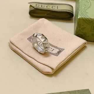 Gucci फेसेटेड ज्यामितीय चांदी की अंगूठी