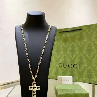 গুসি GG ক্রস পেন্ডেন্ট গোল্ড-টোন চেইন নেকলেস