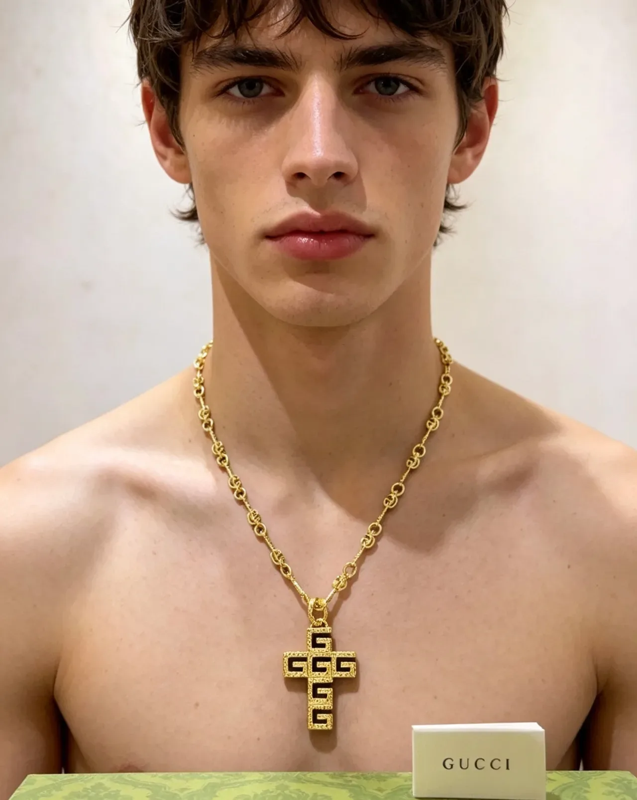 Gucci GG Pendentif Croix Chaîne Gold-Tone 9