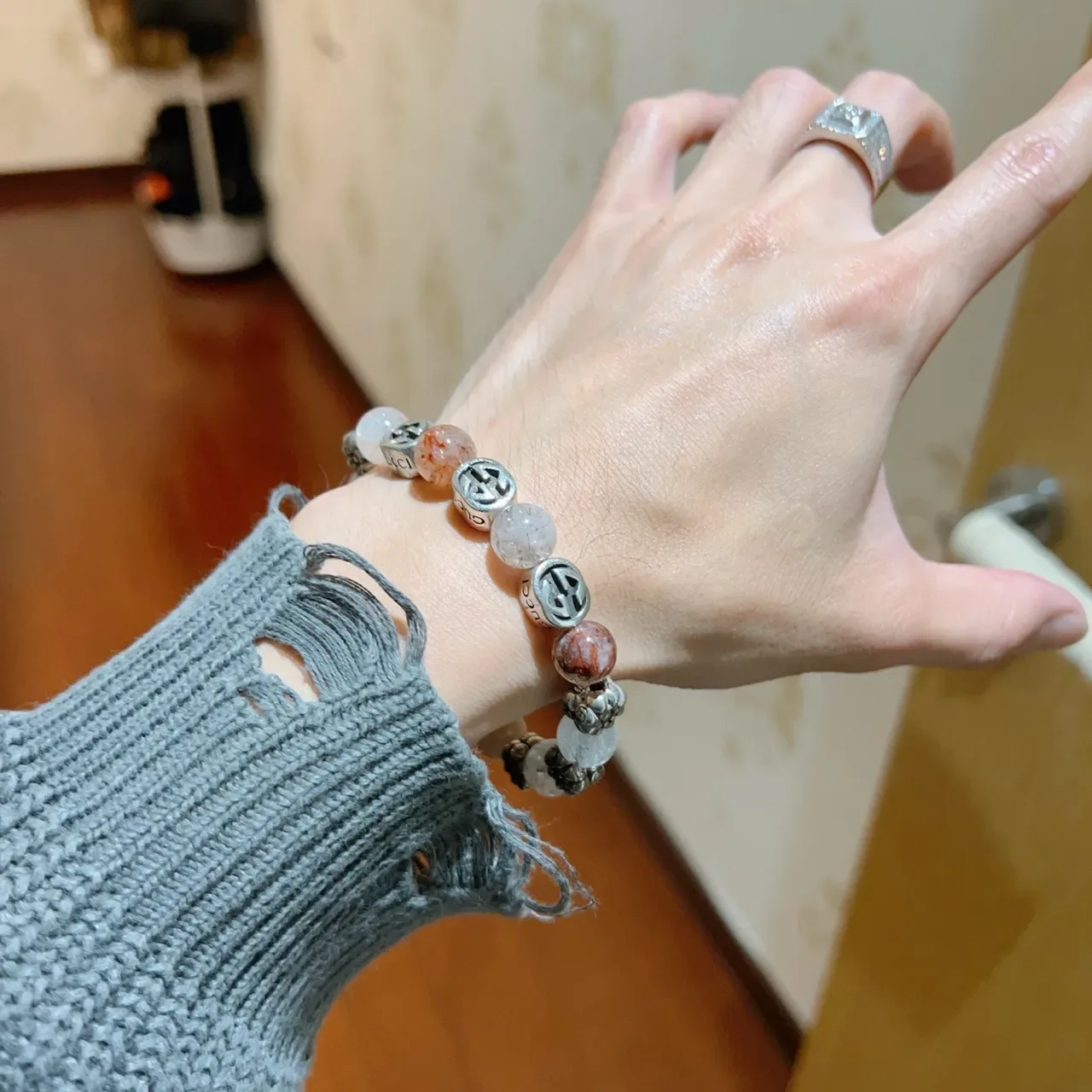 Gucci GG Marmont سوارة بني فضي خرز متشابك شعار 2