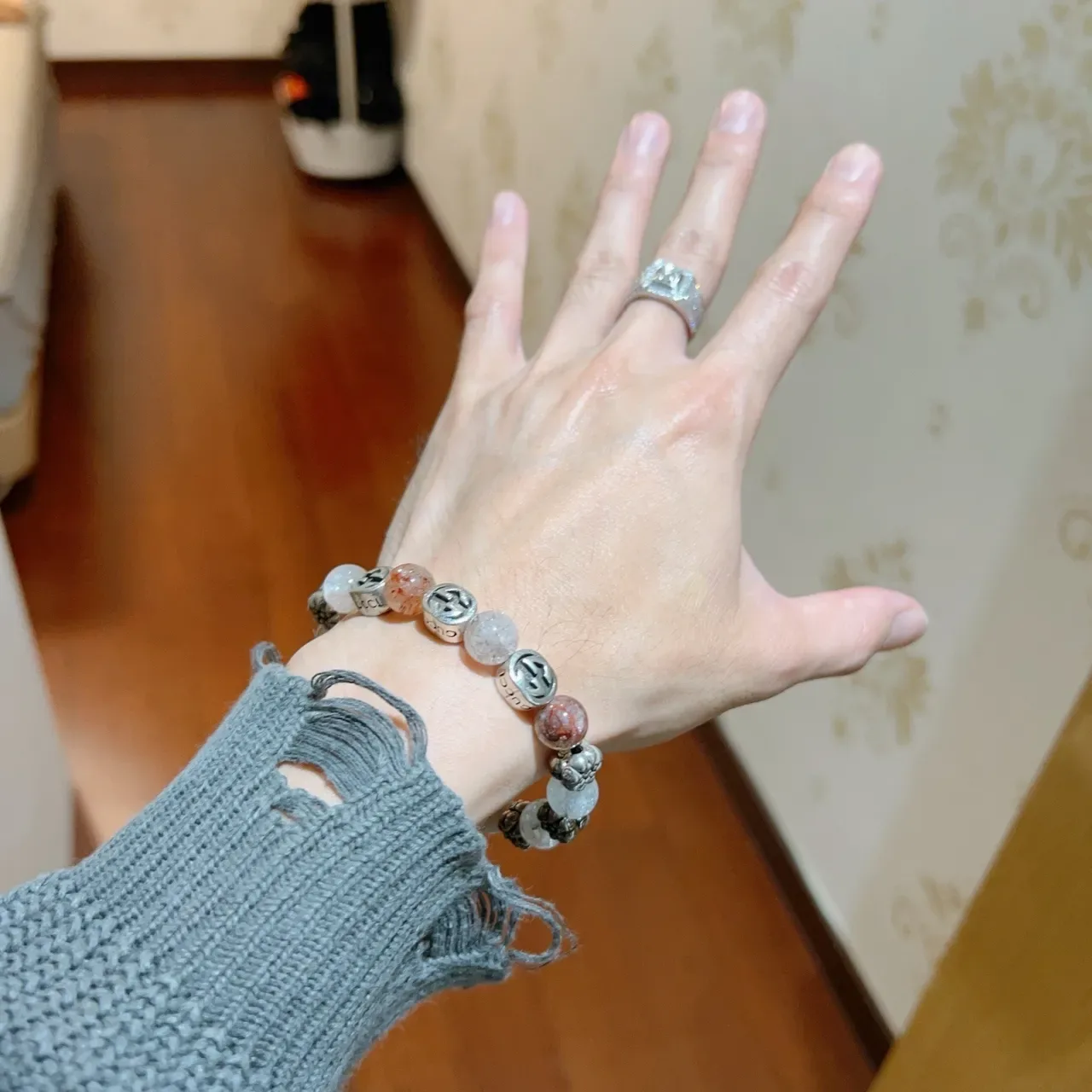 Gucci GG Marmont سوارة بني فضي خرز متشابك شعار 8