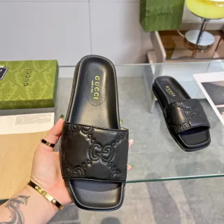 Gucci GG Marmont جلد أسود منقوش رأس مربع مولز