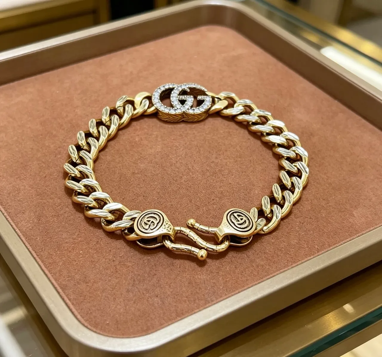 Gucci GG Marmont सोने का कर्ब लिंक क्रिस्टल इंबेलिश्ड कंगन 2