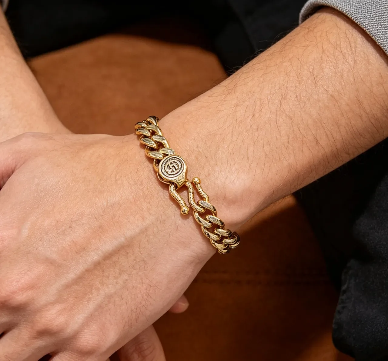 Gucci GG Marmont सोने का कर्ब लिंक क्रिस्टल इंबेलिश्ड कंगन 3