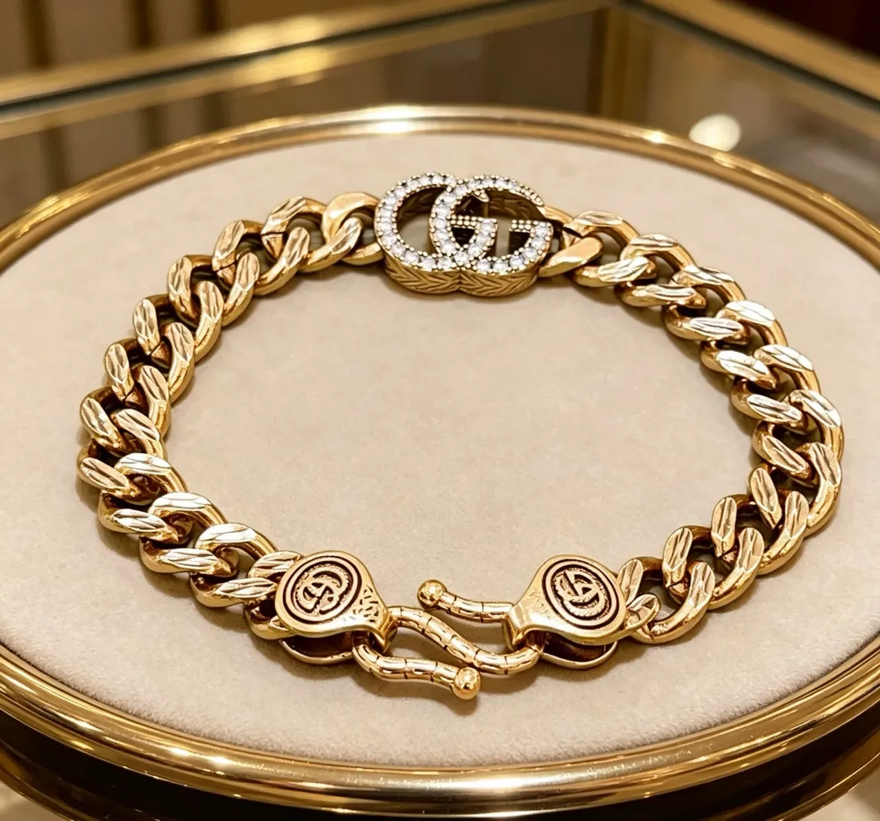 Gucci GG Marmont सोने का कर्ब लिंक क्रिस्टल इंबेलिश्ड कंगन 4