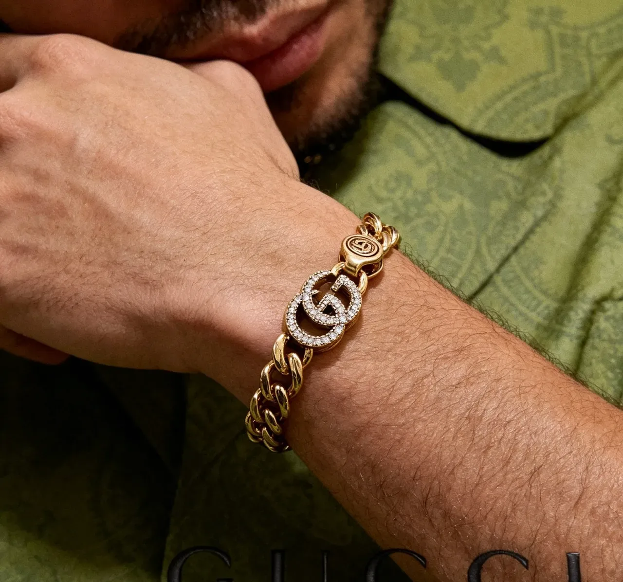 Gucci GG Marmont सोने का कर्ब लिंक क्रिस्टल इंबेलिश्ड कंगन 5