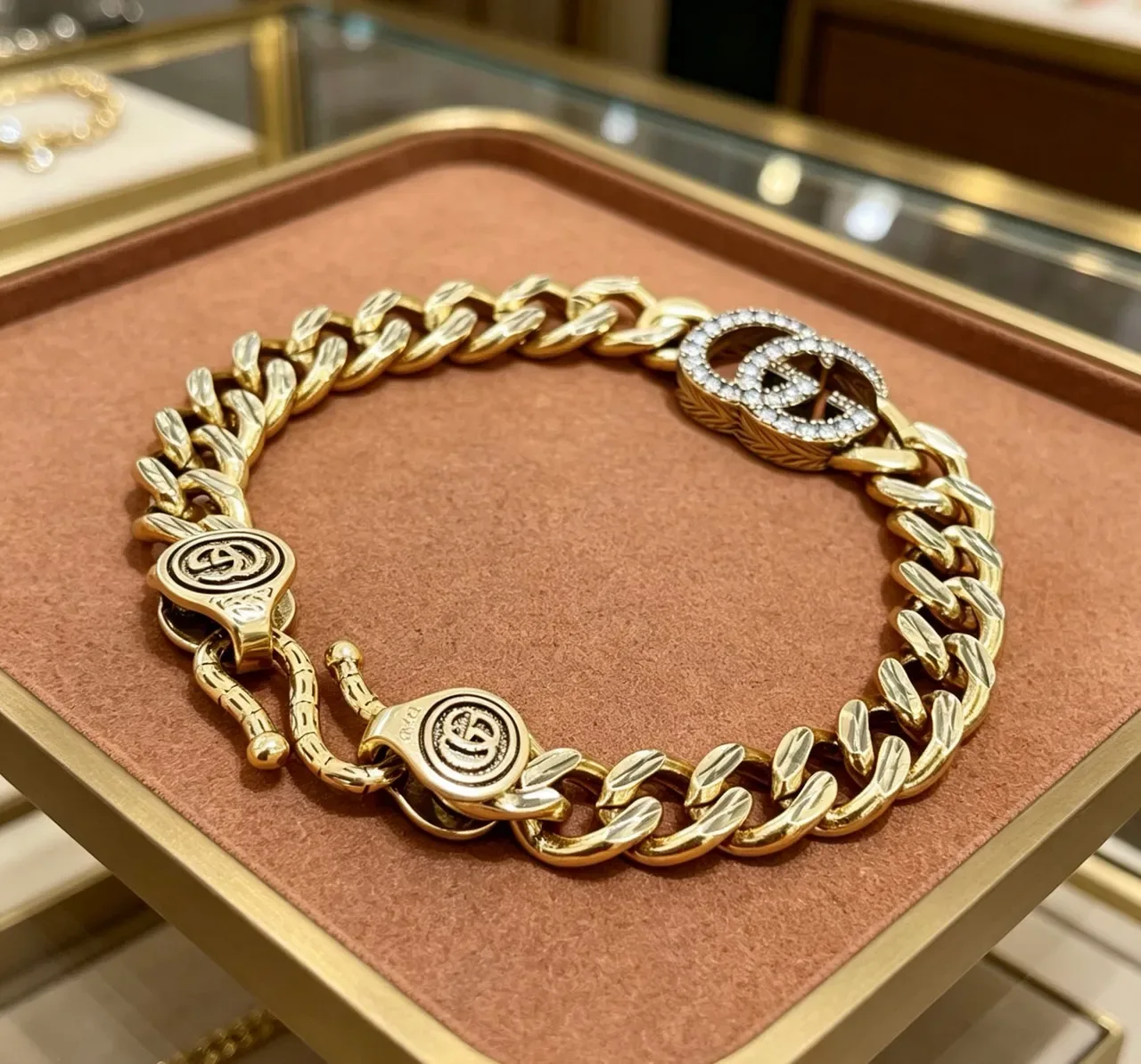 Gucci GG Marmont सोने का कर्ब लिंक क्रिस्टल इंबेलिश्ड कंगन 6