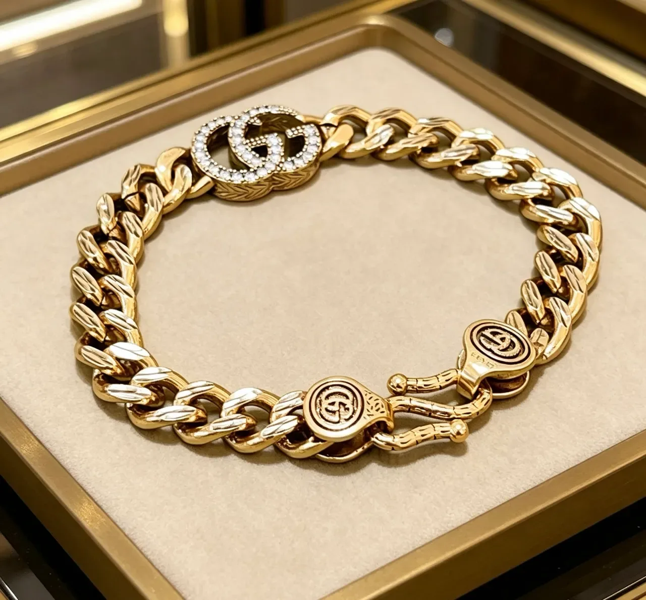 Gucci GG Marmont सोने का कर्ब लिंक क्रिस्टल इंबेलिश्ड कंगन 7