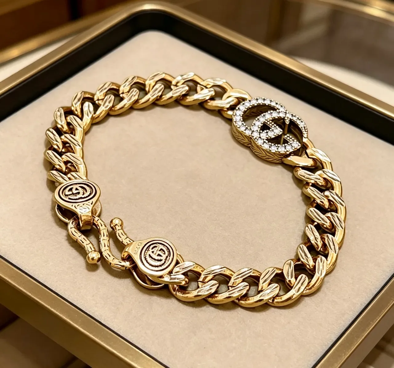 Gucci GG Marmont सोने का कर्ब लिंक क्रिस्टल इंबेलिश्ड कंगन 9