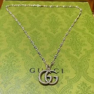 Gucci GG Marmont রসি-টেক্সচার্ড ডাবল জি মালা